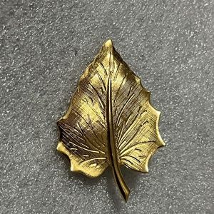 Vintage DuBARRY Fifth Ave (DFA) New York Gold-Toned Leaf Brooch Pin READ!!